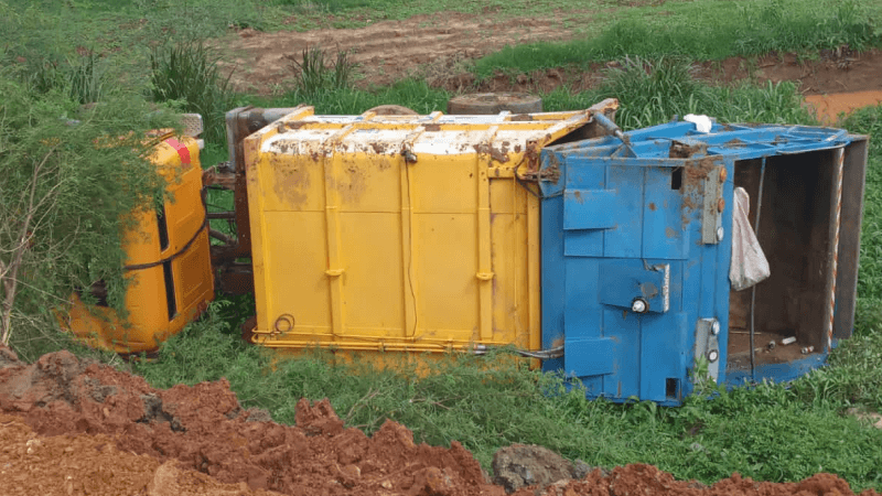 Botuporã-BA: Caminhão do Lixo contratado pela prefeitura tomba no Bairro Pé do Morro