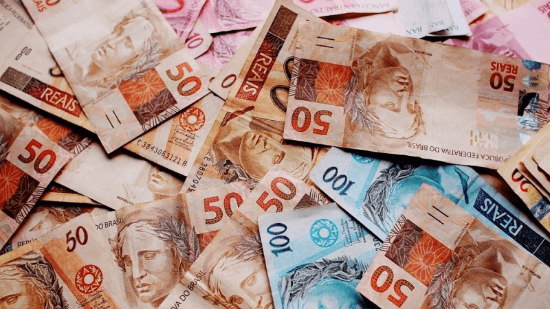 Bolsonaro anuncia salário mínimo de R$ 1.212 para 2022